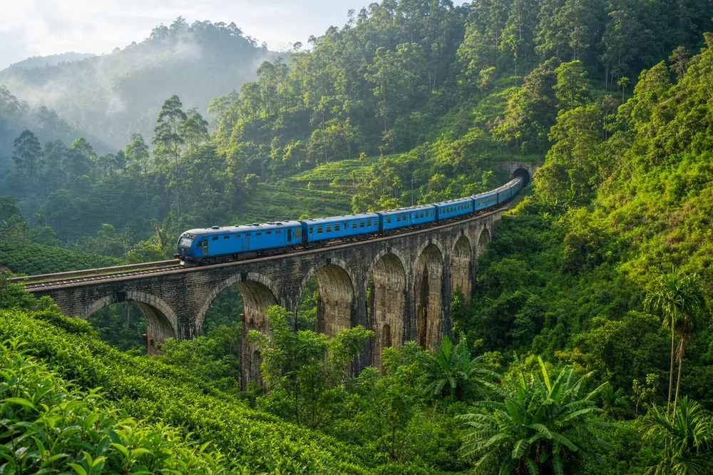 The blue train crossing the Nine Arch Bridge in Ella